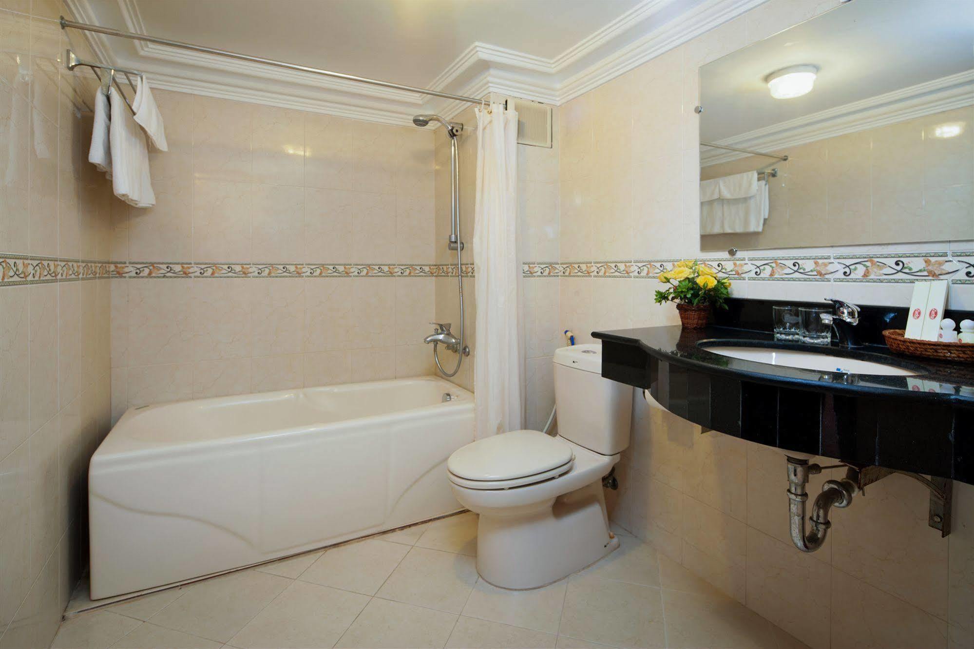 Lucky 3 Hotel & Travel Hanoi Dış mekan fotoğraf